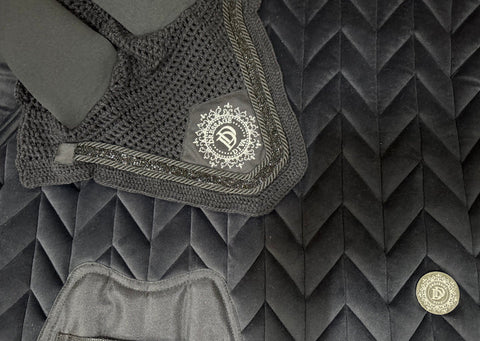The Dressage Diva Soundproof Bonnet Embryoid silver logo & crushed crystals